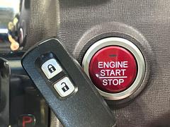 【Ｈｏｎｄａスマートキー】カバンやポケットに入れたままでもドアの施錠・解錠が可能なスマートキーを装備。エンジンのオン・オフ時もカギを取り出す必要が無いからとっても便利です♪ 5