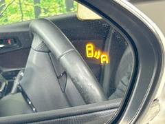 【ブラインドスポットモニター】走行中、ドアミラーの死角になりやすい箇所に後続車が接近するとサイドミラーのレンズに警告を表示！ドライバーに注意喚起をしてくれます。 6
