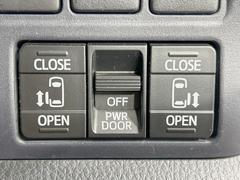 【両側パワースライドドア】スマートキーや運転席のスイッチで後席両側スライドドアの開閉が可能♪電動だから力を入れてドアを開ける必要が無く、小さなお子様でも簡単に開け閉めでき快適です♪ 5