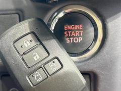 【スマートキー】カバンやポケットに入れたままでもドアの施錠・解錠が可能なスマートキーを装備。エンジンのオン・オフ時もカギを取り出す必要が無いからとっても便利です♪ 7