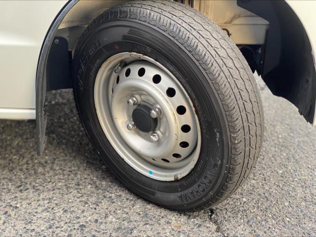 １２インチスチールホイールがついております。タイヤの溝もしっかりあります。