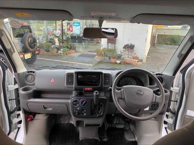 室内の画像です。座席位置が高くとても見晴らしが良く運転しやすいです。ベージュを基調とした空間はとても落ち着い内装です。