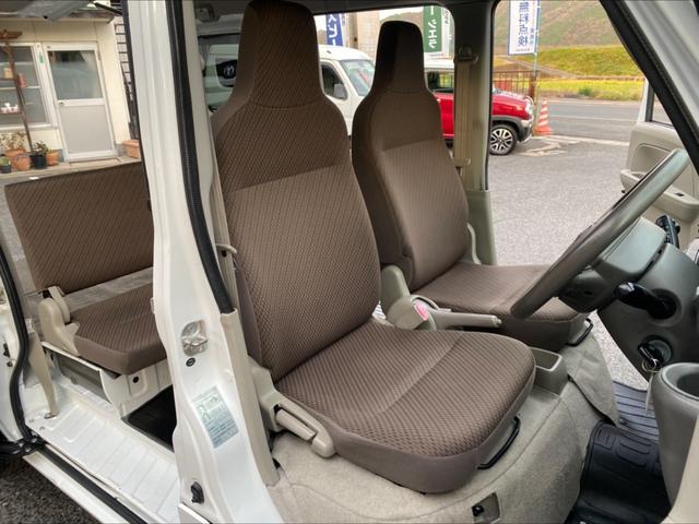 車内運転席の画像です。シート専用クリーナーにて洗浄しておりますのでとても綺麗です。