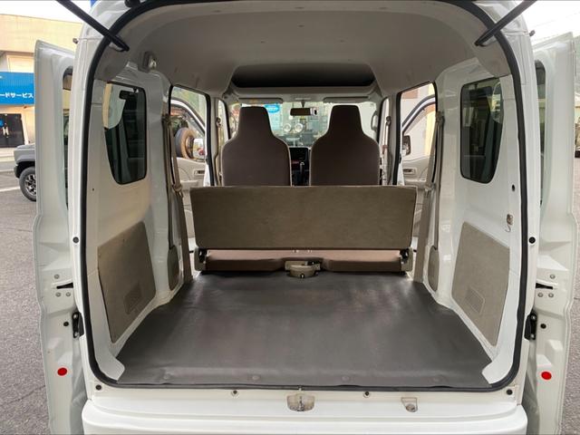 広い荷室です。フラットにもなりますよ♪