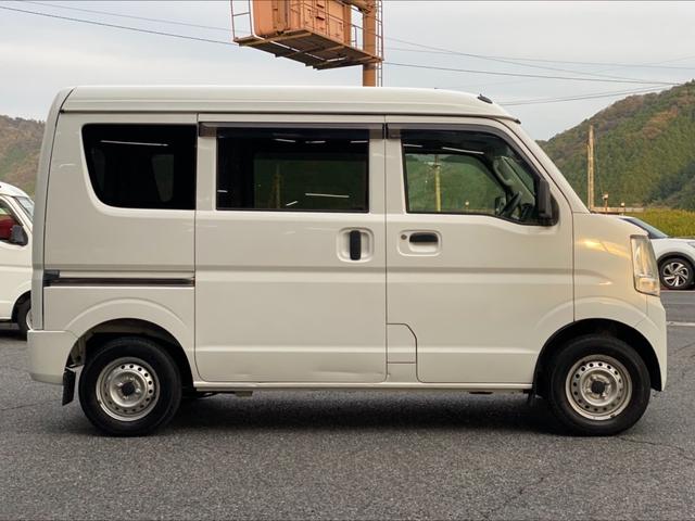 車体右側の全体画像です。スライドドアとステップに凹みあります。