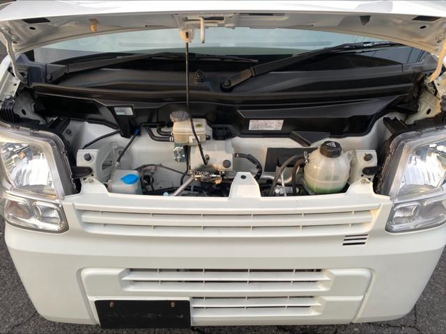 ボンネット内の画像です。こちらも錆びなく綺麗ですよ♪