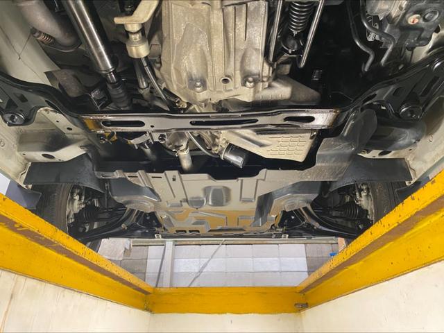 エンジンの下部です。オイル漏れ・水漏れ等ありません。