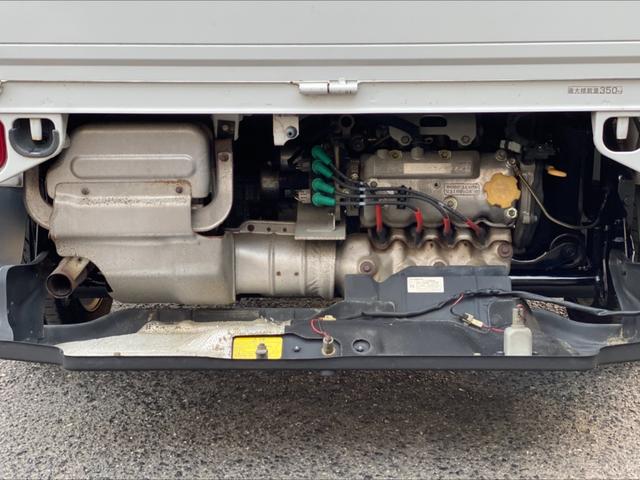 サンバートラック ＴＢ　５ＭＴ　４ＷＤ　６３３００キロ　エアコン　パワステ　三方開　１３インチアルミホイール　フロアマット　ドアバイザー　タイミングベルト取替　エアバック　車検整備付（3枚目）