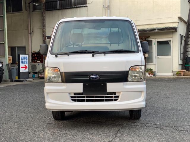 サンバートラック ＴＢ　５ＭＴ　４ＷＤ　６３３００キロ　エアコン　パワステ　三方開　１３インチアルミホイール　フロアマット　ドアバイザー　タイミングベルト取替　エアバック　車検整備付（6枚目）