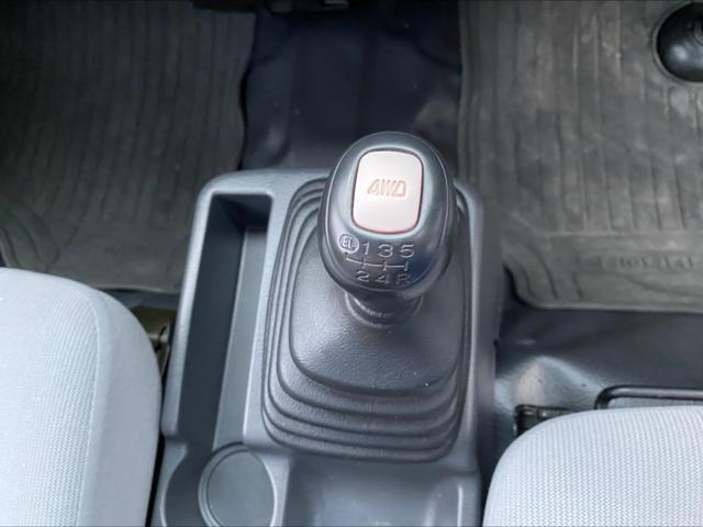 サンバートラック ＴＢ　５ＭＴ　４ＷＤ　６３３００キロ　エアコン　パワステ　三方開　１３インチアルミホイール　フロアマット　ドアバイザー　タイミングベルト取替　エアバック　車検整備付（8枚目）