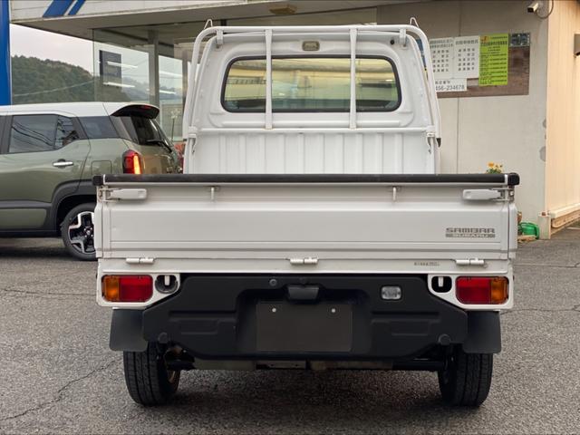 サンバートラック ＴＢ　５ＭＴ　４ＷＤ　６３３００キロ　エアコン　パワステ　三方開　１３インチアルミホイール　フロアマット　ドアバイザー　タイミングベルト取替　エアバック　車検整備付（14枚目）