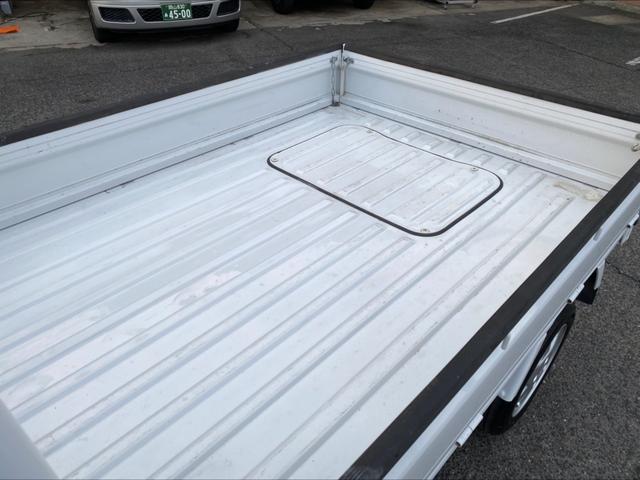 サンバートラック ＴＢ　５ＭＴ　４ＷＤ　６３３００キロ　エアコン　パワステ　三方開　１３インチアルミホイール　フロアマット　ドアバイザー　タイミングベルト取替　エアバック　車検整備付（16枚目）