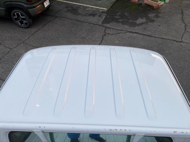 サンバートラック ＴＢ　５ＭＴ　４ＷＤ　６３３００キロ　エアコン　パワステ　三方開　１３インチアルミホイール　フロアマット　ドアバイザー　タイミングベルト取替　エアバック　車検整備付（17枚目）