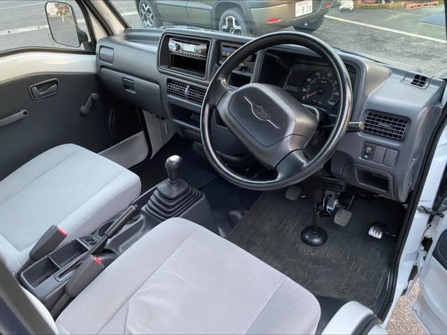 サンバートラック ＴＢ　５ＭＴ　４ＷＤ　６３３００キロ　エアコン　パワステ　三方開　１３インチアルミホイール　フロアマット　ドアバイザー　タイミングベルト取替　エアバック　車検整備付（19枚目）