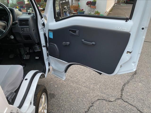 サンバートラック ＴＢ　５ＭＴ　４ＷＤ　６３３００キロ　エアコン　パワステ　三方開　１３インチアルミホイール　フロアマット　ドアバイザー　タイミングベルト取替　エアバック　車検整備付（22枚目）