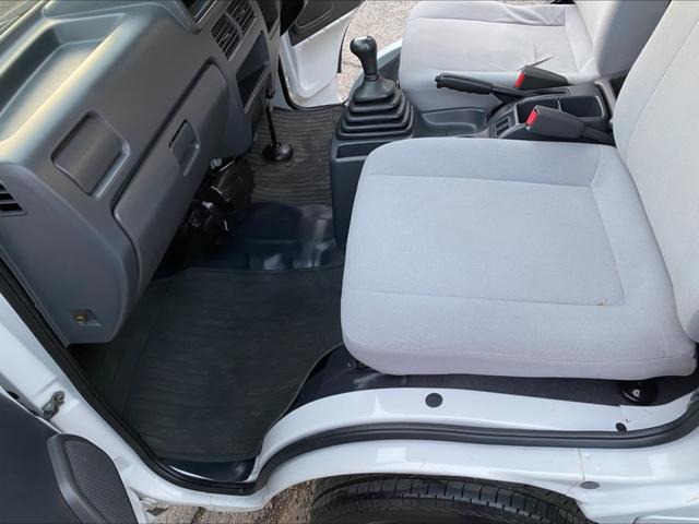 サンバートラック ＴＢ　５ＭＴ　４ＷＤ　６３３００キロ　エアコン　パワステ　三方開　１３インチアルミホイール　フロアマット　ドアバイザー　タイミングベルト取替　エアバック　車検整備付（25枚目）