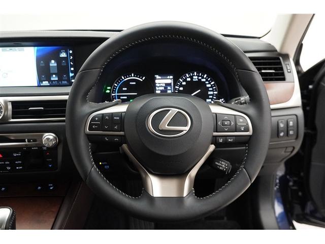 ハンドルから手をはなさずにオーディオ操作ができる便利なステアリングスイッチです。