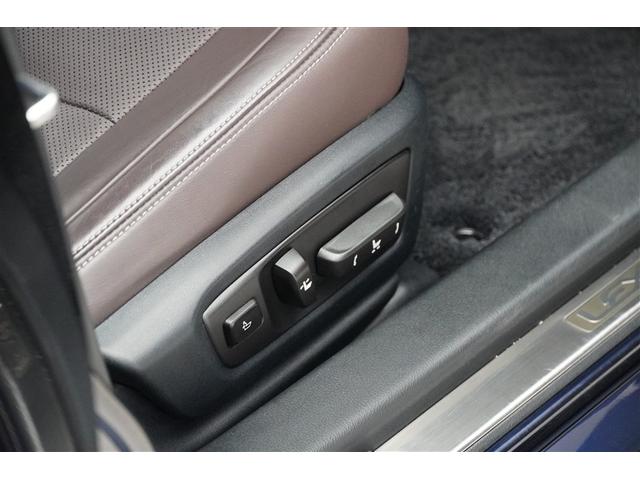 電動モーターで動くシートです。自分が調整したいと思う場所のスイッチを押している時間だけ動きます。