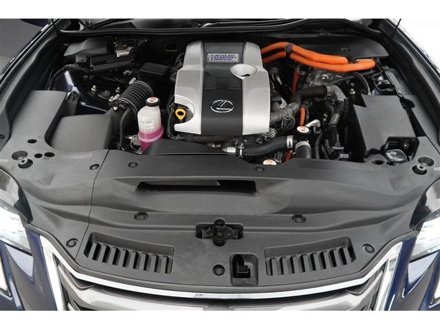 エンジンルームの樹脂部分は丁寧に磨いてツヤをだしています。当社の中古車のエンジンルームクリーニングはとても自信があります★