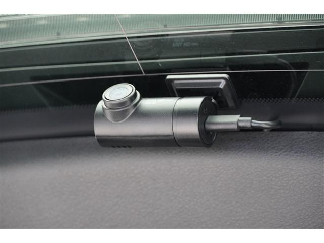 ドライブレコーダーは前後に装着しています。