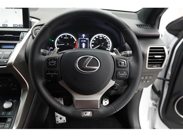 ハンドルから手をはなさずにオーディオ操作ができる便利なステアリングスイッチです。