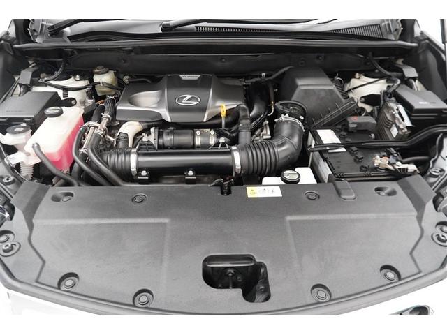 エンジンルームの樹脂部分は丁寧に磨いてツヤをだしています。当社の中古車のエンジンルームクリーニングはとても自信があります★