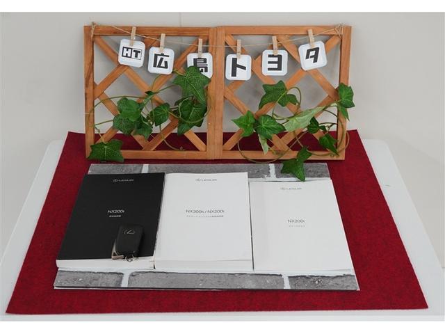 両手にたくさんの荷物を持っていても鍵を取り出す必要なく、ドアハンドルに触れるだけでロック解除します。