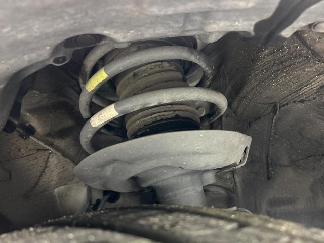 プリウス Ｓ　禁煙車　純正９型ナビ　衝突軽減装置　Ｂｌｕｅｔｏｏｔｈ　フルセグ　バックカメラ　ドライブレコーダー　ＥＴＣ　クルーズコントロール　ＬＥＤヘッドライト　スマートキー　オートエアコン　革巻きステアリング（20枚目）