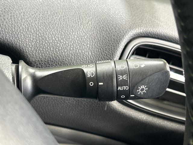 プリウス Ｓ　禁煙車　純正９型ナビ　衝突軽減装置　Ｂｌｕｅｔｏｏｔｈ　フルセグ　バックカメラ　ドライブレコーダー　ＥＴＣ　クルーズコントロール　ＬＥＤヘッドライト　スマートキー　オートエアコン　革巻きステアリング（42枚目）