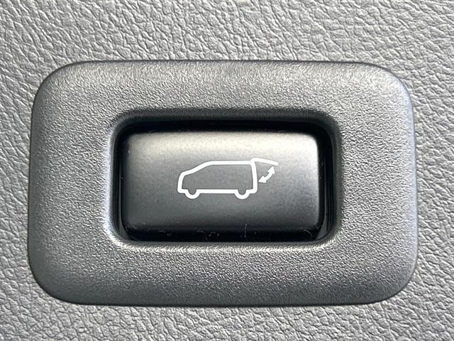 【パワーバックドア】スマートキーや運転席のボタンを押すだけでリアゲートが自動で開閉します!荷物を持っている時や、高い位置にあるバックドアを閉める際に便利な機能です♪