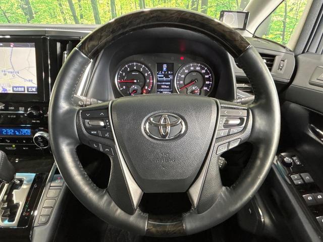 【ウッドコンビステアリング】高級感ある木目調パーツを採用した手に良く馴染むコンビハンドル。運転席廻りの雰囲気も一気に豪華になります!