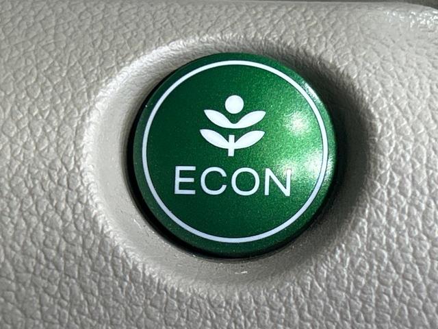 【アイドリングストップ】赤信号や渋滞で停車した際にエンジンを停止し、無駄な燃料の消費を抑えます。燃費向上や環境保護につなげる機能♪エンジンはブレーキを離せば再始動します。