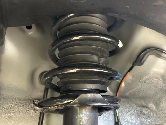 お車を安心してお乗りいただく為には、足回りの定期点検が欠かせません。サービスサポート（有償保証）では無料点検もご提供しており、安心のカーライフをお過ごしいただけるサポート体制が整っています。