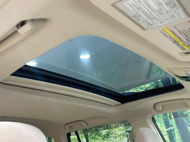 【サンルーフ】開放感たっぷりの希少装備、サンルーフが装着されています！車内に明かりを取り入れたり景色を楽しむ以外にも、車内の空気も簡単に換気できて快適です！