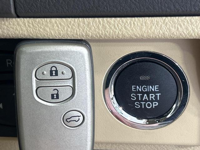 【スマートキー】カバンやポケットに入れたままでもドアの施錠・解錠が可能なスマートキーを装備。エンジンのオン・オフ時もカギを取り出す必要が無いからとっても便利です♪