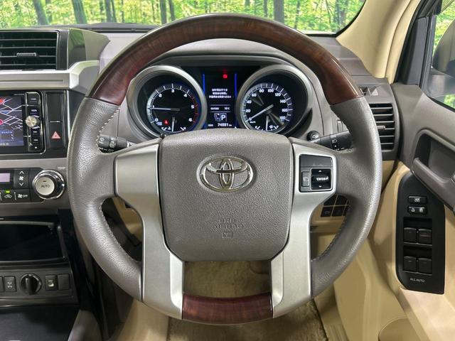 【ウッドコンビステアリング】高級感ある木目調パーツを採用した手に良く馴染むコンビハンドル。運転席廻りの雰囲気も一気に豪華になります！