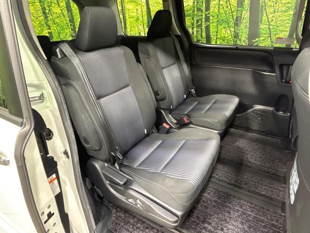 後部座席も気になるようなキズ・汚れやへたり等、大きなダメージはなく、良好な状態です。