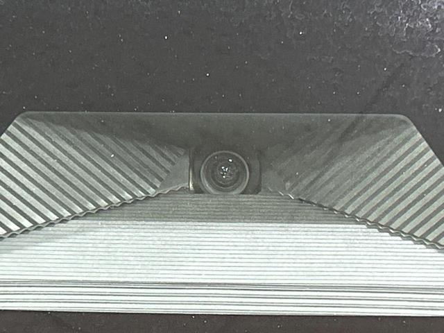 【ホンダセンシング】走行中に前方の車両等を認識し、衝突しそうな時は警報とブレーキで衝突回避と被害軽減をアシスト。より安全にドライブをお楽しみいただけます。