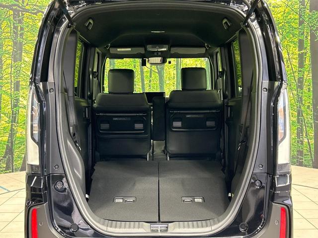 後席を格納すると、これだけの広さが！シーンに合わせたシートアレンジで、大きな荷物も積むことが出来ます♪