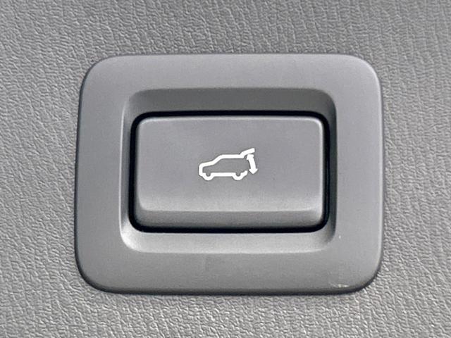 【ハンズフリーパワーバックドア】リアバンパー下部に足先を出し入れするだけでバックドアが自動で開閉♪両手が荷物でふさがっている時でもラクラク開閉操作が行えます！