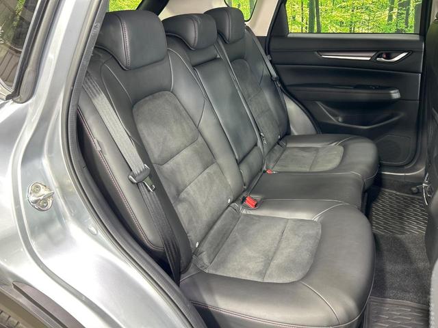 後部座席も気になるようなキズ・汚れやへたり等、大きなダメージはなく、良好な状態です。
