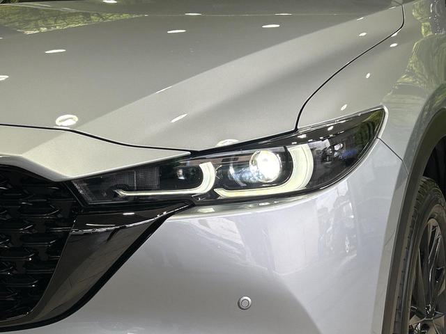 【ＬＥＤヘッドライト】悪天候や夜間走行時も良好な視界を確保し安心して運転できる高輝度ＬＥＤヘッドライトを装備！点灯速度が早く、消費電力も抑えられています。