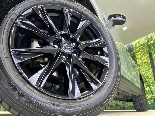 【グレード専用純正１９インチアルミホイール】デザイン性の高い純正アルミホイールを装着しております。各種社外アルミホイールや、スタッドレスタイヤも取扱いしております。是非ご相談ください♪