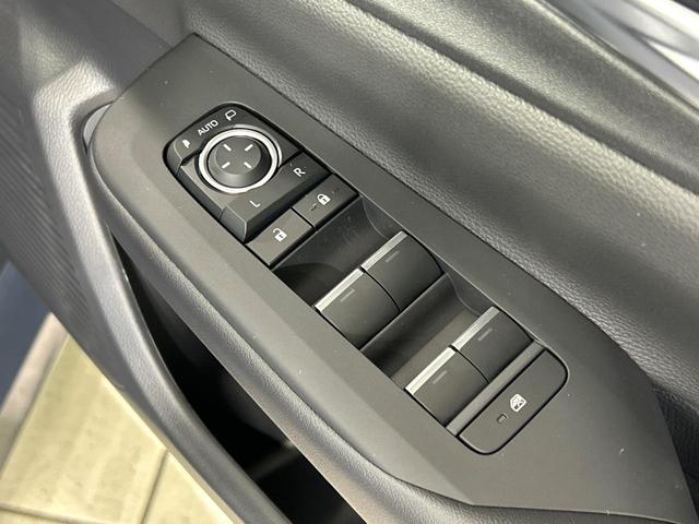 プリウス Ｚ　１２．３インチディスプレイオーディオ　全周囲カメラ　セーフティセンス　禁煙車　電動リアゲート　前席シートエアコン　パワーシート　コーナーセンサー　スマートキー　ＬＥＤヘッド　ビルトインＥＴＣ（42枚目）