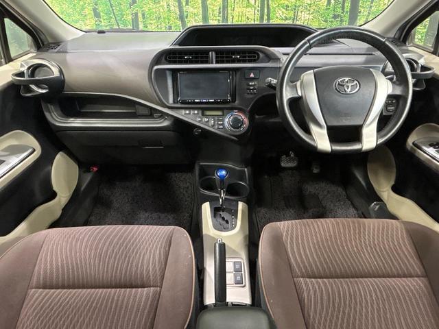 アクア G SDナビ スマートキー ETC オートライト オートエアコン 純正15インチアルミ CD/DVD再生 革巻きステアリング 電動格納ミラー(2枚目)