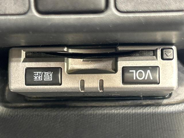 アクア G SDナビ スマートキー ETC オートライト オートエアコン 純正15インチアルミ CD/DVD再生 革巻きステアリング 電動格納ミラー(4枚目)