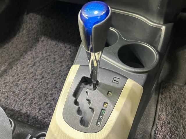 アクア G SDナビ スマートキー ETC オートライト オートエアコン 純正15インチアルミ CD/DVD再生 革巻きステアリング 電動格納ミラー(24枚目)