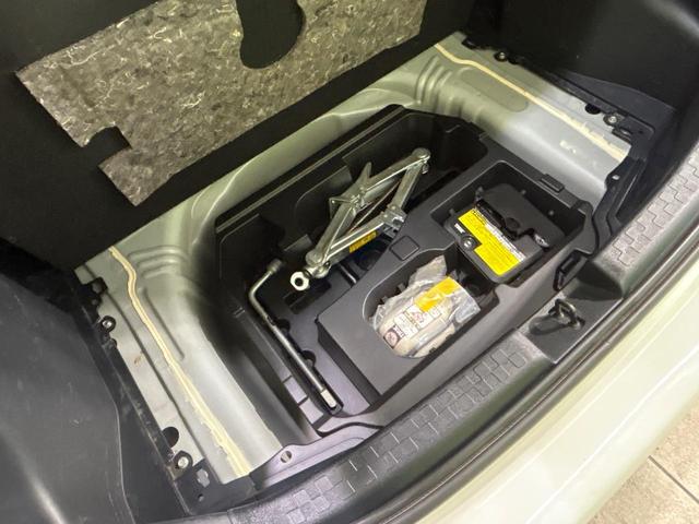 アクア G SDナビ スマートキー ETC オートライト オートエアコン 純正15インチアルミ CD/DVD再生 革巻きステアリング 電動格納ミラー(46枚目)