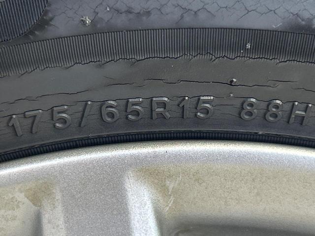 アクア G SDナビ スマートキー ETC オートライト オートエアコン 純正15インチアルミ CD/DVD再生 革巻きステアリング 電動格納ミラー(51枚目)