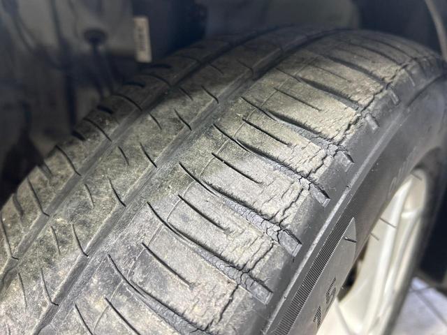 アクア G SDナビ スマートキー ETC オートライト オートエアコン 純正15インチアルミ CD/DVD再生 革巻きステアリング 電動格納ミラー(54枚目)